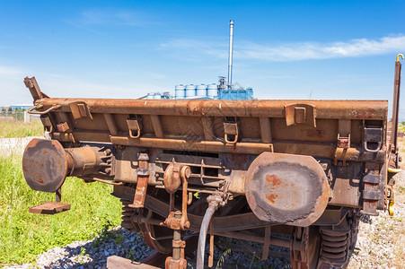 纳达林卡车重的铁路货运马车有一家工厂在幕后图片素材